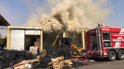 Yangına müdahale ederken ölümden döndüler!