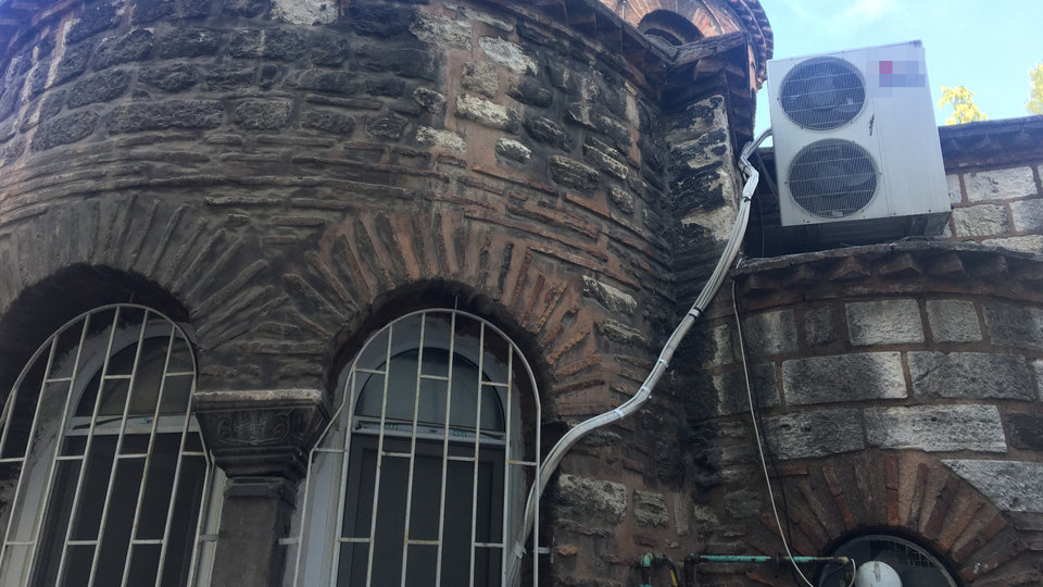 Tarihi camideki iki ayıp kaldırıldı