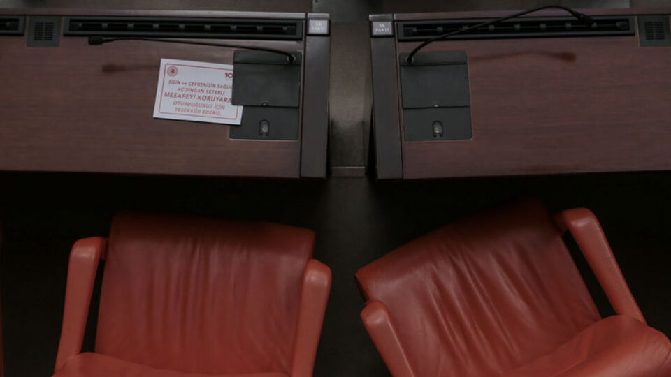 Koronavirüse hangi siyasetçi ve bürokratlar yakalandı?