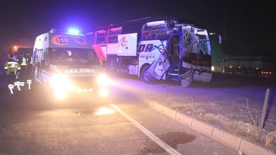 Yolcu otobüsü kamyonla çarpıştı! Yaralılar var!