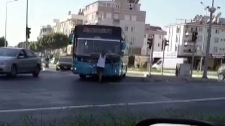 Otobüse maskesiz alınmadı! Öyle bir şey yaptı ki!