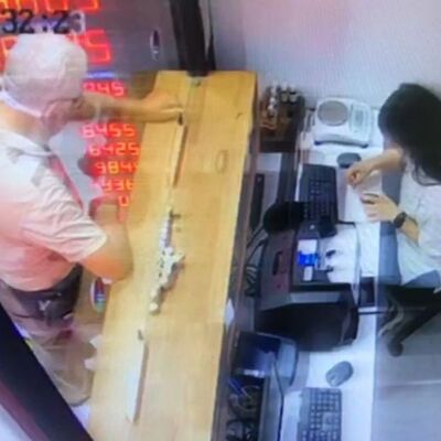 Yaşlı adam döviz bürosuna 100 bin TL'lik sahte altın sattı!