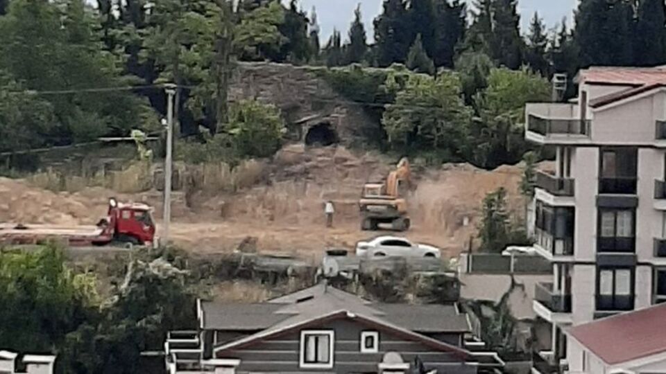 Tarihi surlara 'kazı' darbesi!