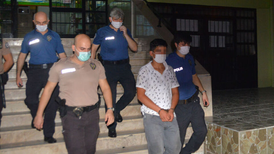 Okula giren hırsız, çaldığı kumbara ile yakalandı