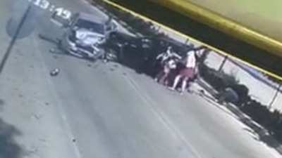 Kazanın şiddetiyle açılan bagajdan yola fırladılar!