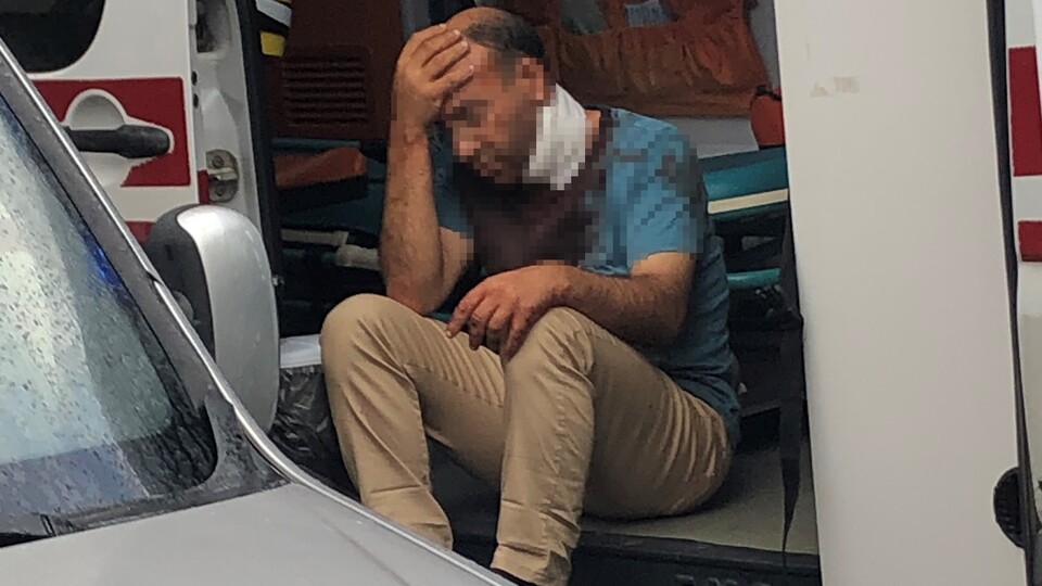 Kendisini boğazından bıçakladığı eşini boğarak öldürdü