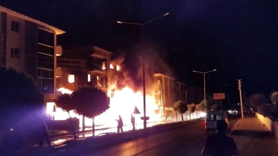 5 katlı apartman alev alev!