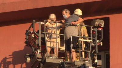 İtfaiye merdiveni ile kurtarıldılar