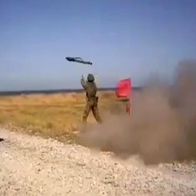 Rus yapımı roket askerin omzunda patladı