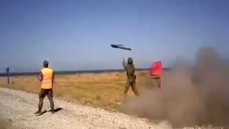 Rus yapımı roket askerin omzunda patladı