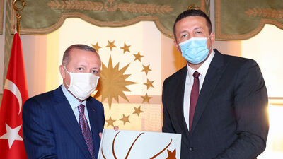 Türkoğlu'ndan Cumhurbaşkanı Erdoğan'a kitap takdimi