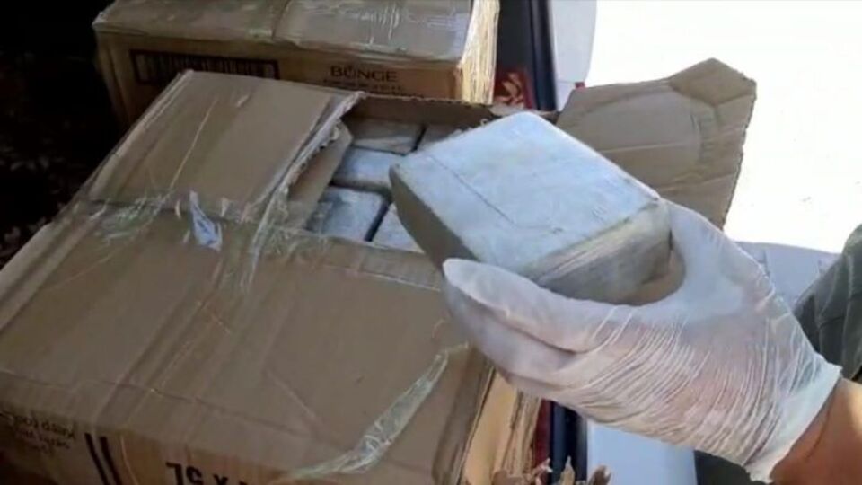 Kaçan araçtan 56 kilo eroin çıktı