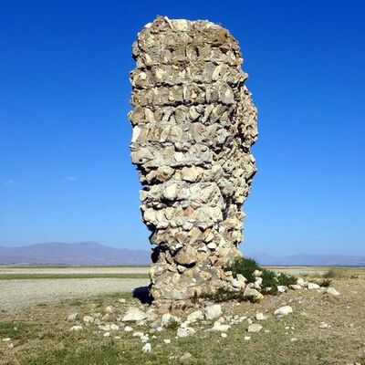 Van Gölü'nde sular çekilince ortaya çıktı