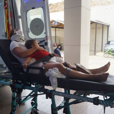 Kaza geçirdi sedyeye konuldu! Ana yüreği!