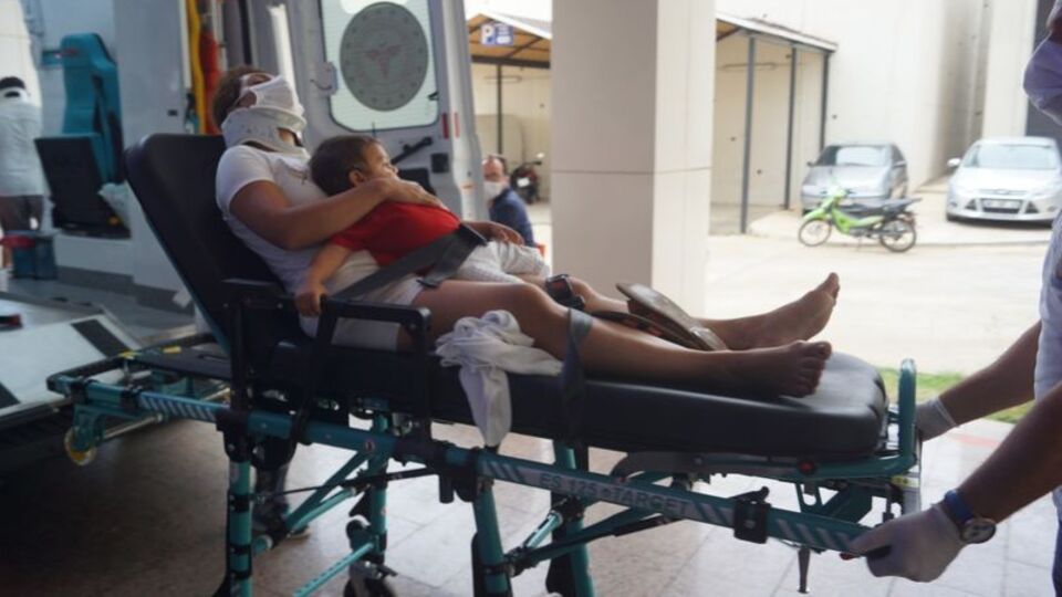 Kaza geçirdi sedyeye konuldu! Ana yüreği!