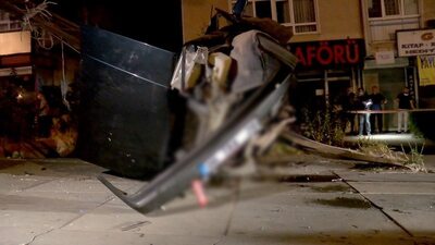 Çarptığı elektrik direğinde asılı kaldı!