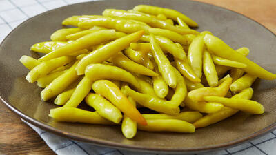 Enfes acı biber turşusu için pratik tarifler