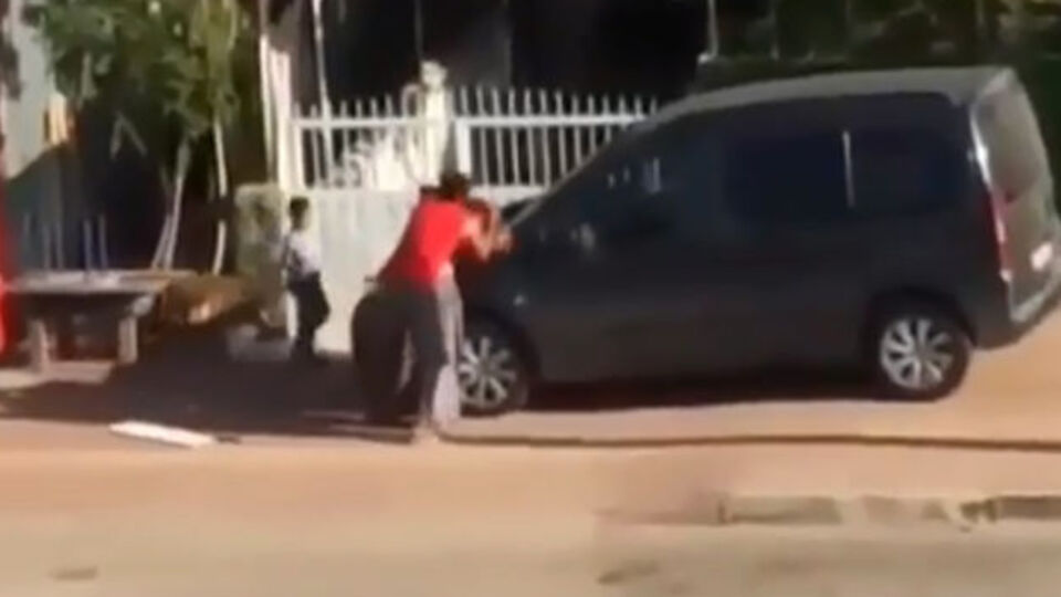 Sokakta, çocuğun önünde kadına şiddet!