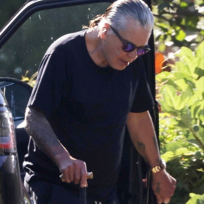 'Metalin babası' artık bastonla yürüyor