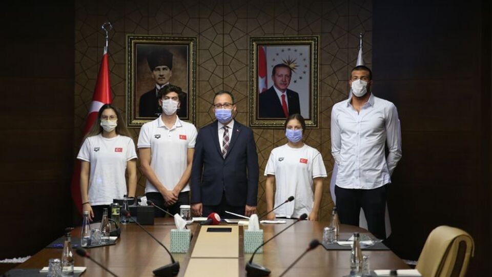 Bakan Kasapoğlu, yüzücüleri kabul etti