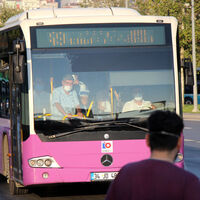 Toplu taşıma yine ayakta yine mesafesiz!