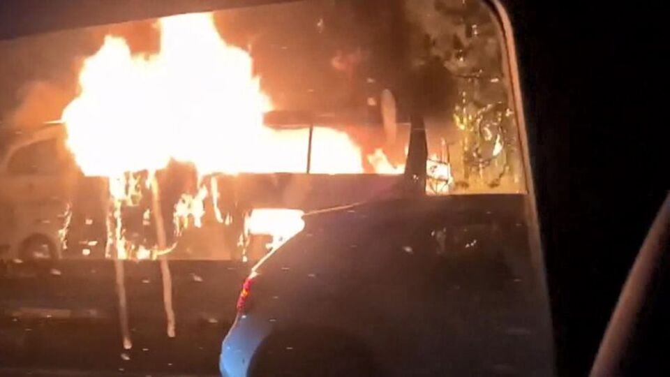 Turist otobüsü alev alev yandı