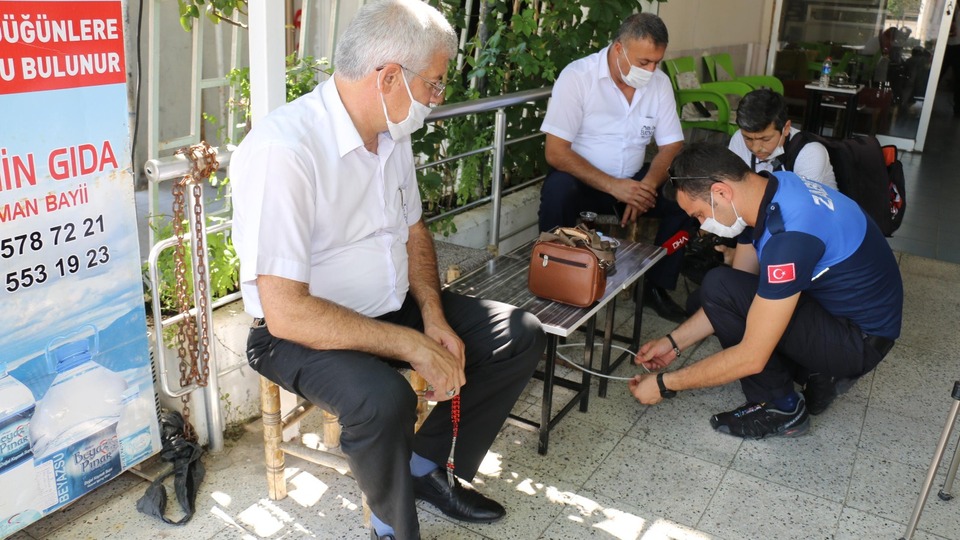 Zabıtadan masalara 'sosyal mesafe' kelepçesi