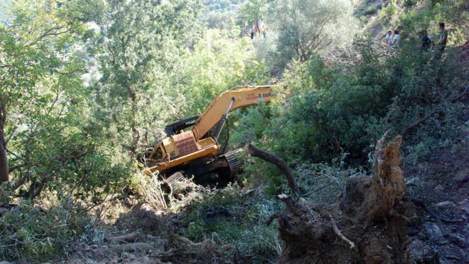 Uçuruma yuvarlanan kepçenin operatörü hayatını kaybetti