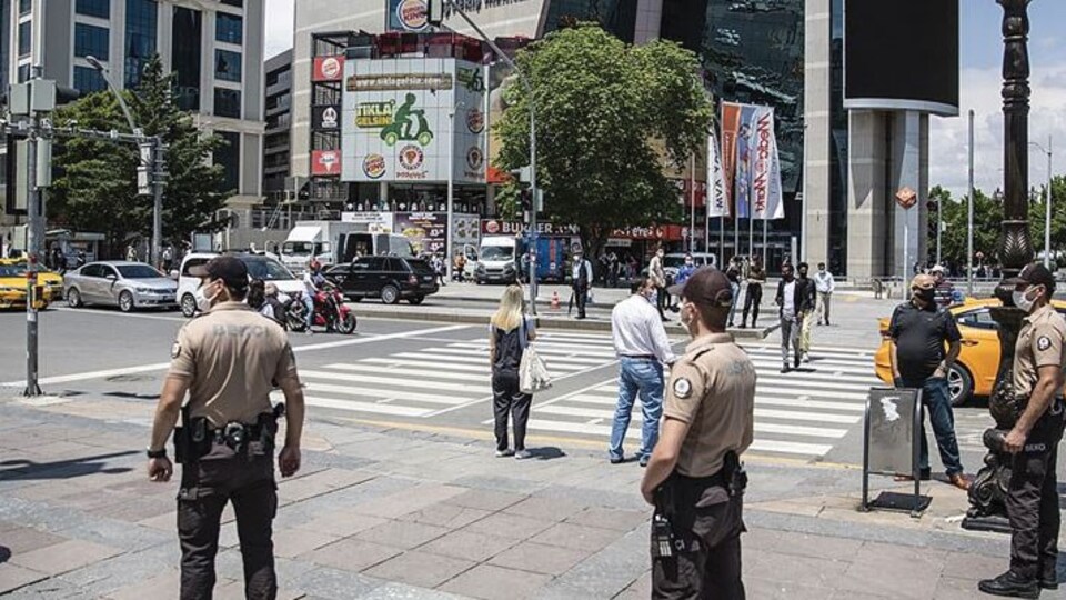 Hafta sonu sokağa çıkma kısıtlaması var mı?