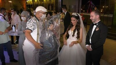 Sarılarak tebrik etmek isteyince... Düğünde ilginç önlem!