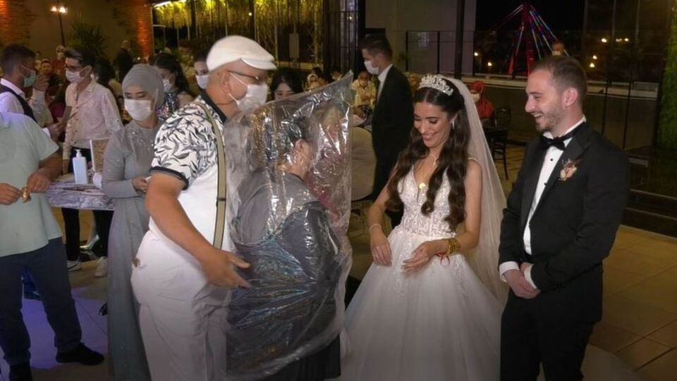 Sarılarak tebrik etmek isteyince... Düğünde ilginç önlem!