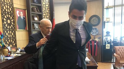 Cübbesini Bahçeli giydirdi