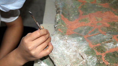 Salgın nedeniyle depoda çalışıyorlardı... Tesadüfen buldular