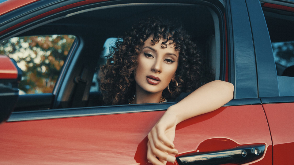 "Şarkı gerçek, alayı yalan"