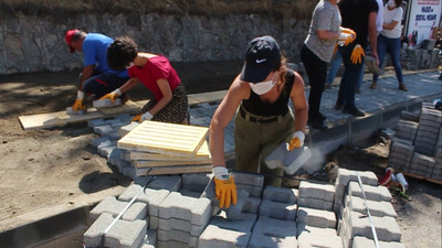 Belediye çağrı yaptı, kadınlar parke taşı döşedi