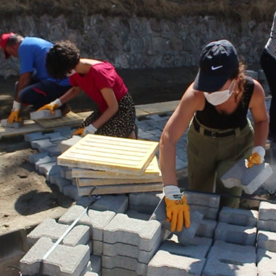 Belediye çağrı yaptı, kadınlar parke taşı döşedi