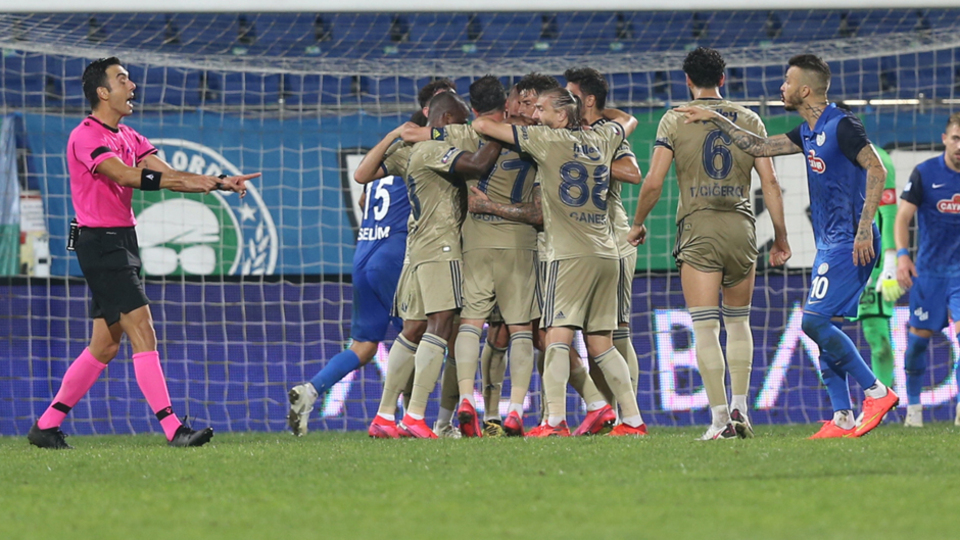 "Bu hakem değil. Bunu sokakta bulup getirmişler"