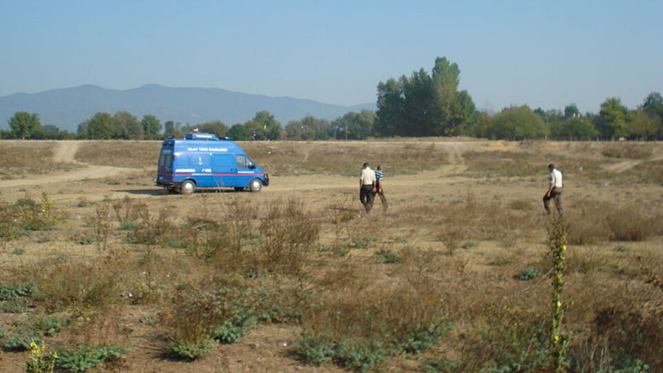 Pencereden ateş açtı! Husumetlisinin karısını öldürdü!