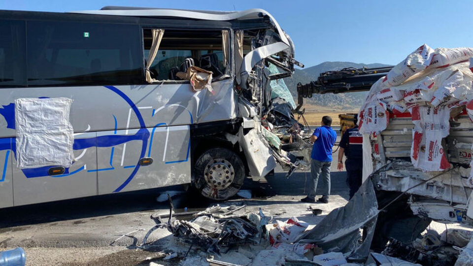 Park halindeki TIR'a çarptı! Ölü ve yaralılar var!