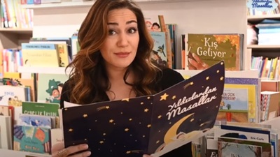 Özge Borak Külkedisi masalını okuyor