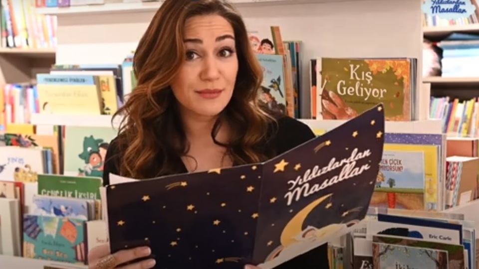 Özge Borak Külkedisi masalını okuyor
