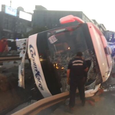 İstanbul'da yolcu otobüsü devrildi: Yaralılar var