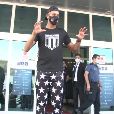 Josef imzayı attı!