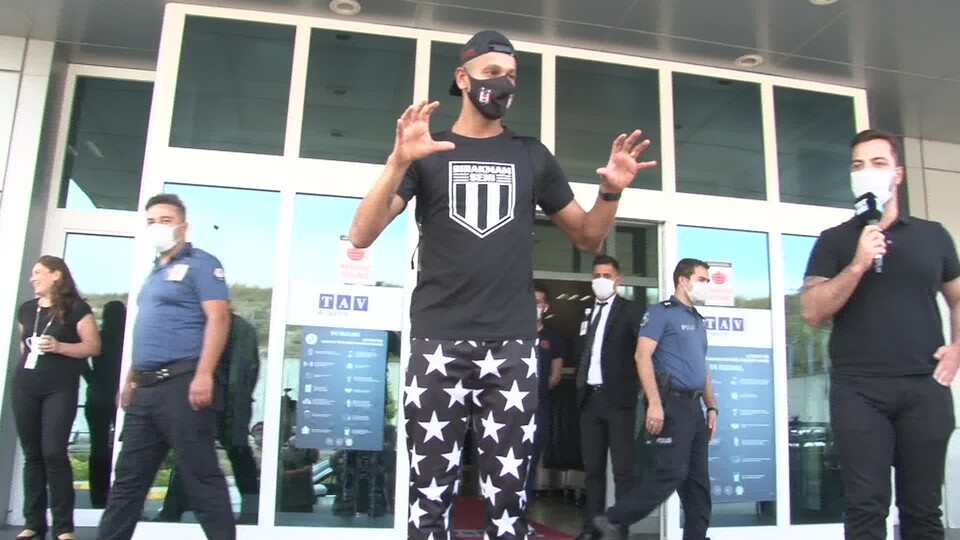 Josef imzayı attı!