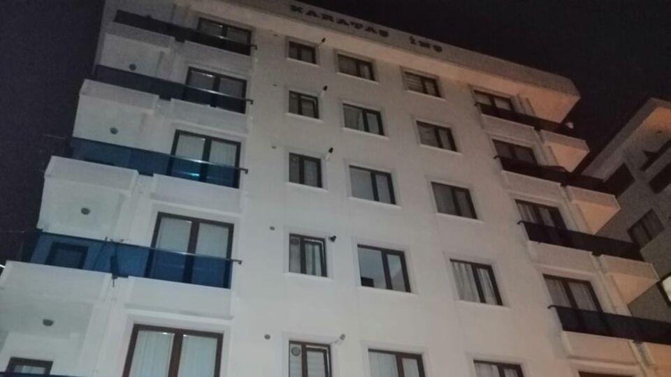 İstinat duvarı çöken bina boşaltıldı