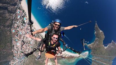 Gökyüzünde saz çalıp türkü söyledi