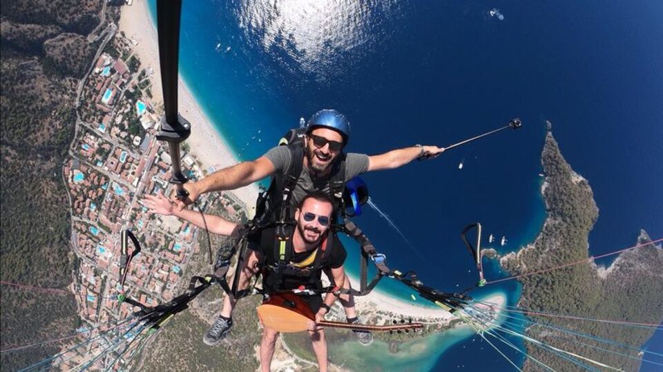 Gökyüzünde saz çalıp türkü söyledi