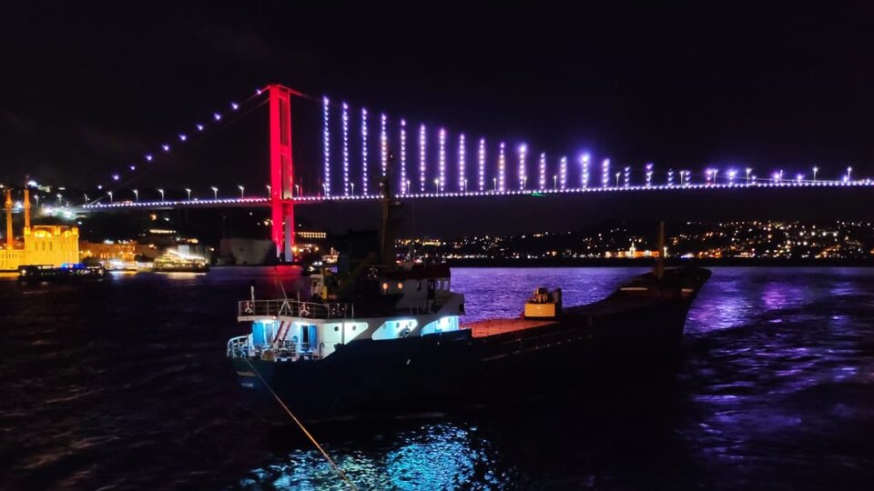 İstanbul Boğazı'nda sürüklenen yük gemisi son anda durabildi
