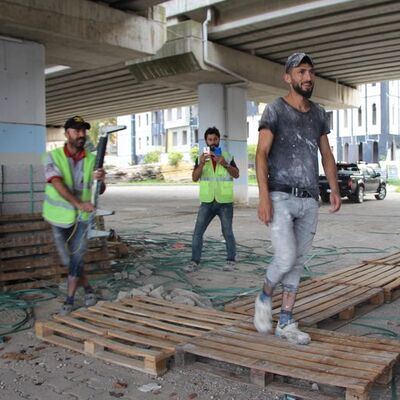 İnşaat işçileri defile yaparsa...