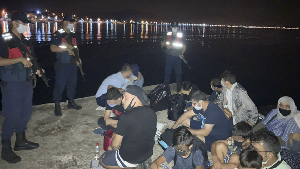 Sürat teknesiyle Yunanistan'a kaçmaya çalışırken yakalandılar